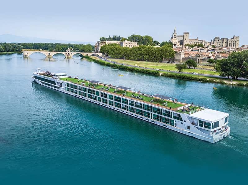 Scenic Tours: Discovering the Spectacular Coastline and Mountain Views